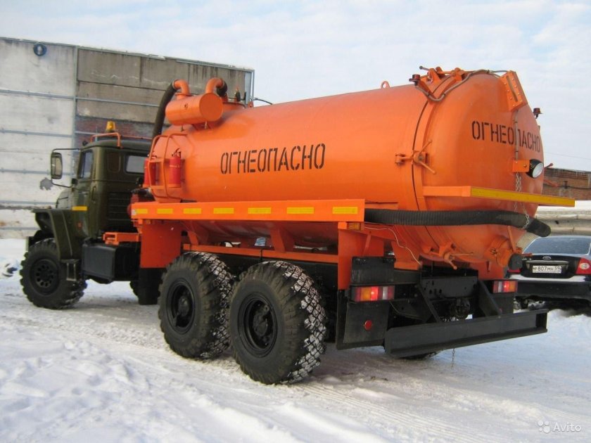 Бензовозы Урал 5557