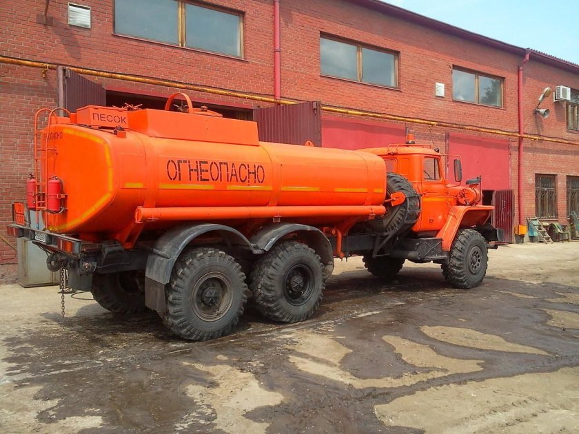 Урал 4320 автозаправщик