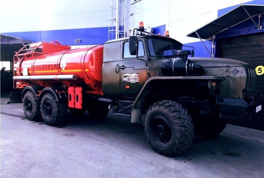 Топливозаправщик Урал АТЗ-12