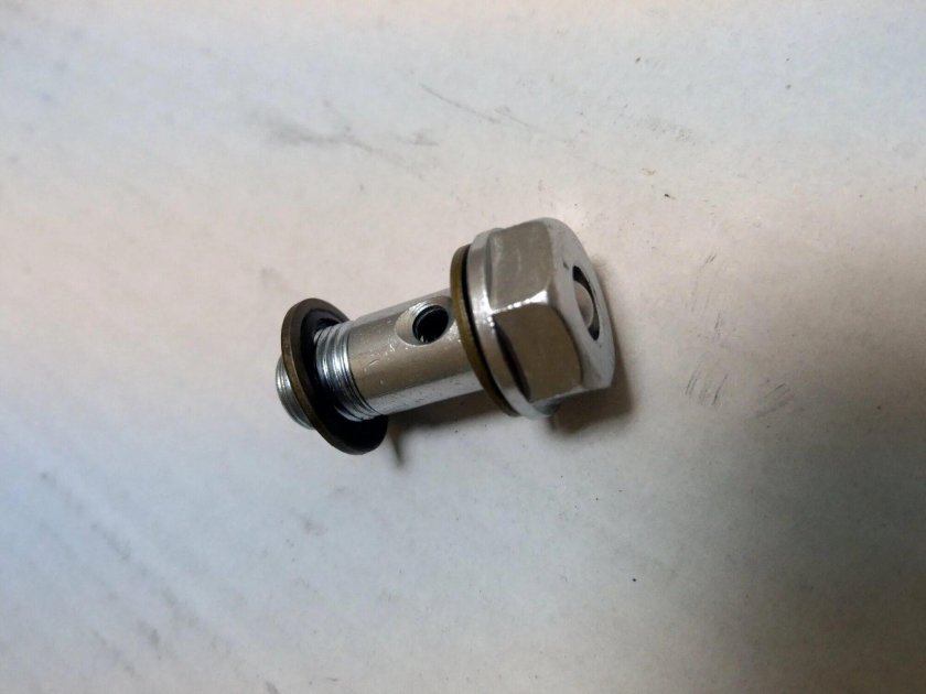 Клапан топливный двигателя Джон Дир