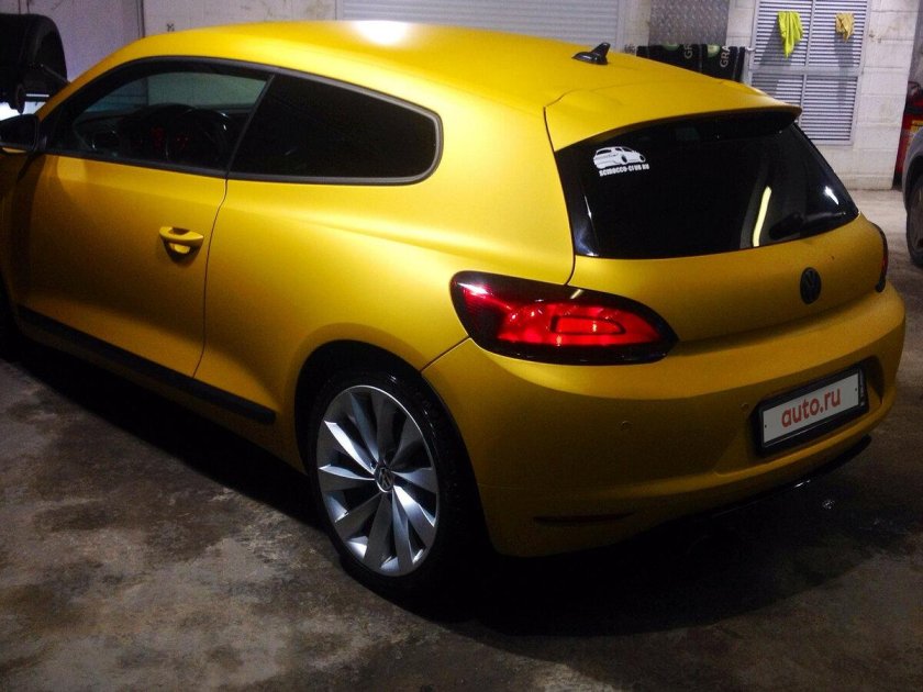 Фольксваген золотистого цвета