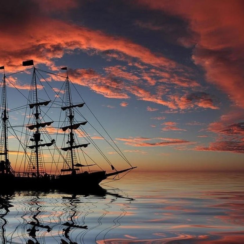 Корабль в море