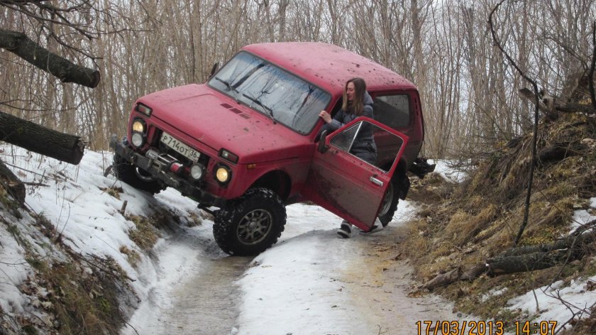 Нива 2121 красная