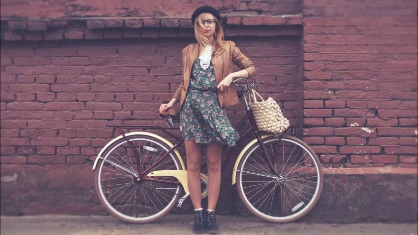 Девушка на велосипеде