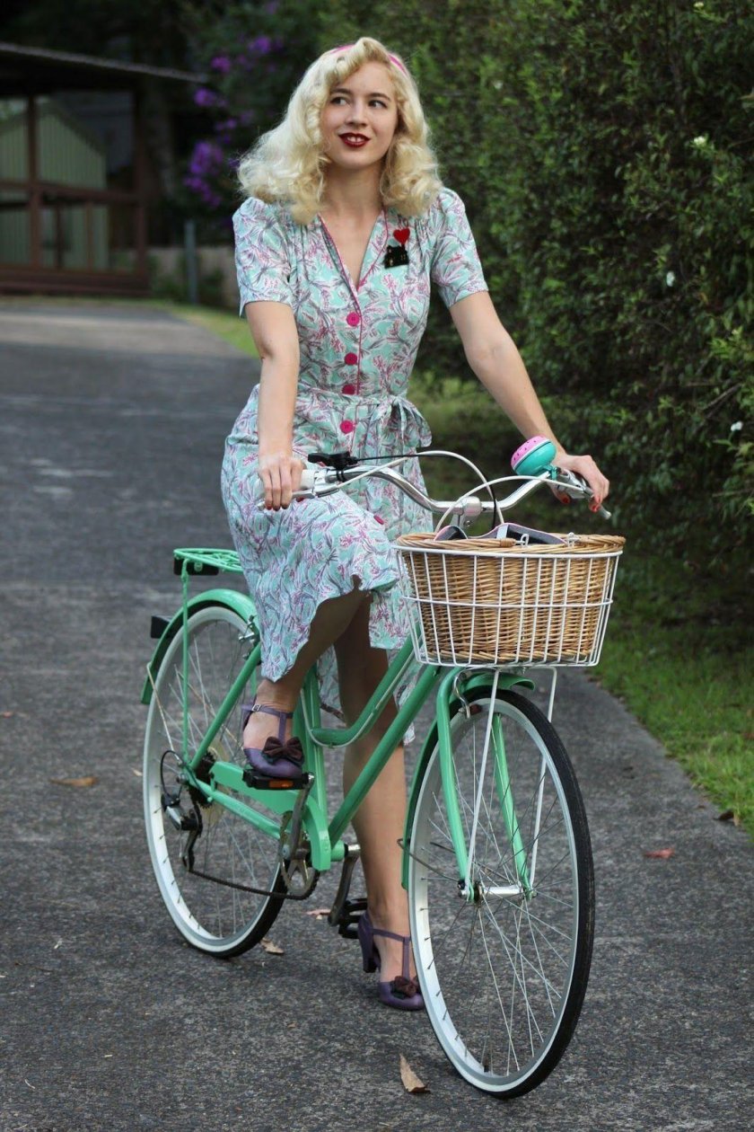 Женщина на велосипеде