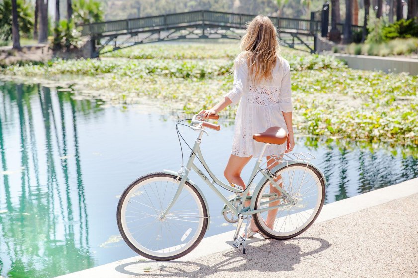 Девушка на велосипеде