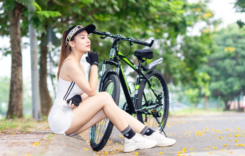 Красивые девушки на велосипеде