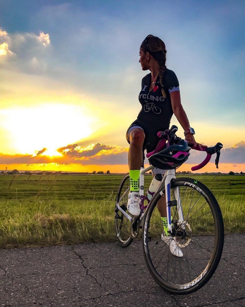 Красивые девушки на велосипеде