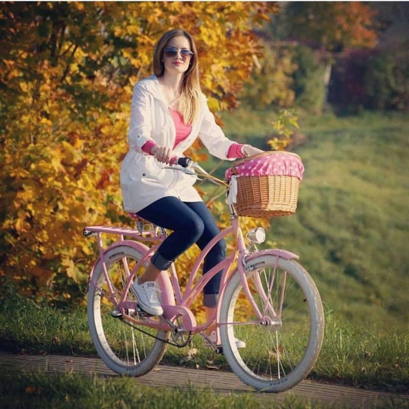 Красивый велосипед с корзинкой