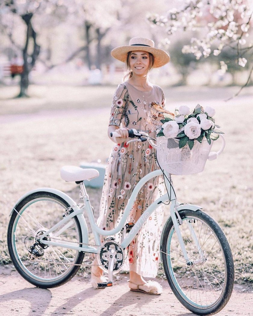 Фотосессия с велосипедом и цветами