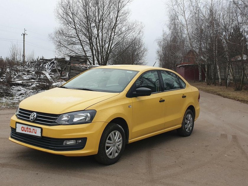 Желтый Фольксваген поло седан