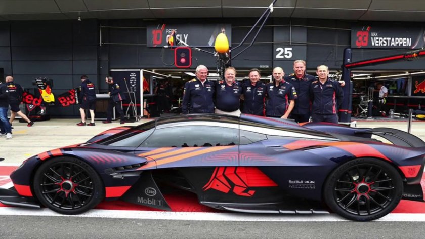 Aston Martin Valkyrie 2021