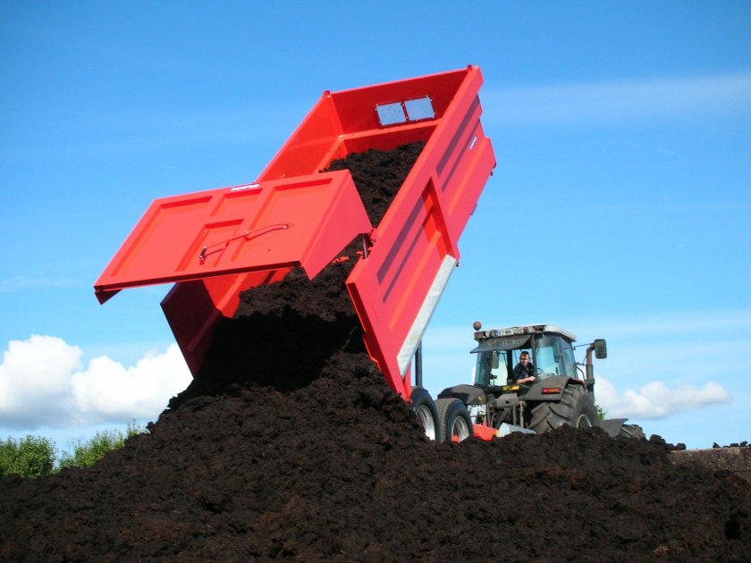 Самосвал земли