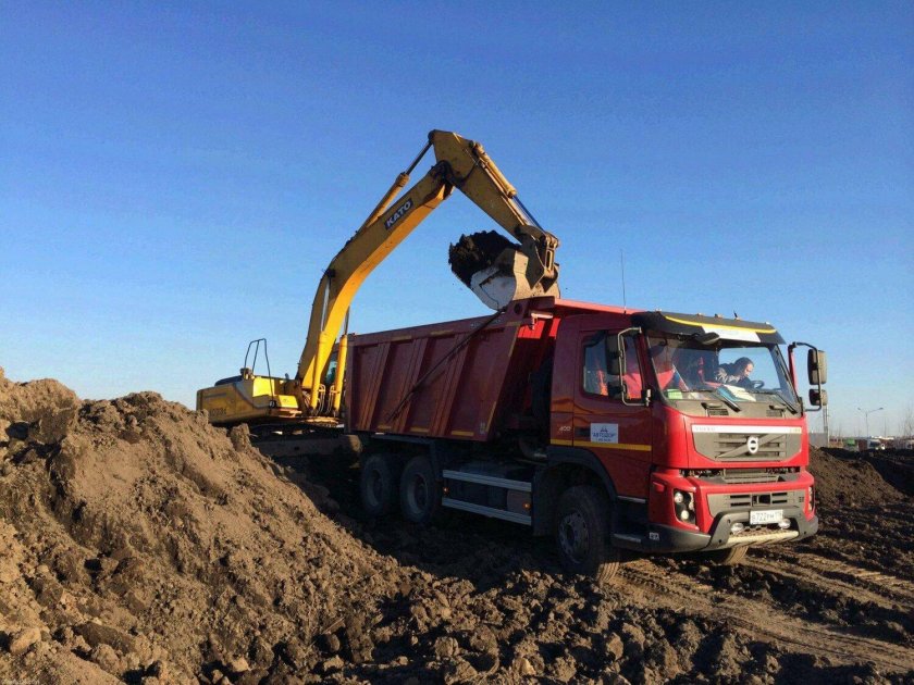 Самосвал Вольво с щебнем