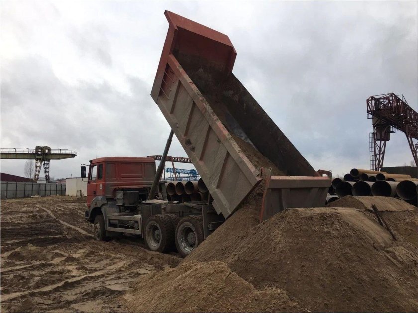 КАМАЗ выгруз самосвалаа песком