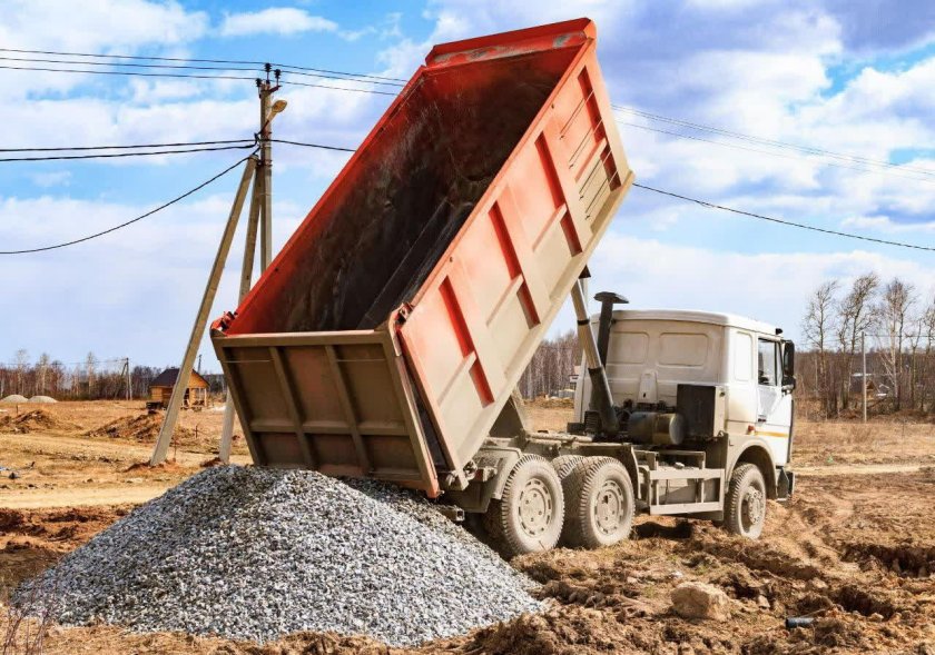 Самосвал Вольво с щебнем