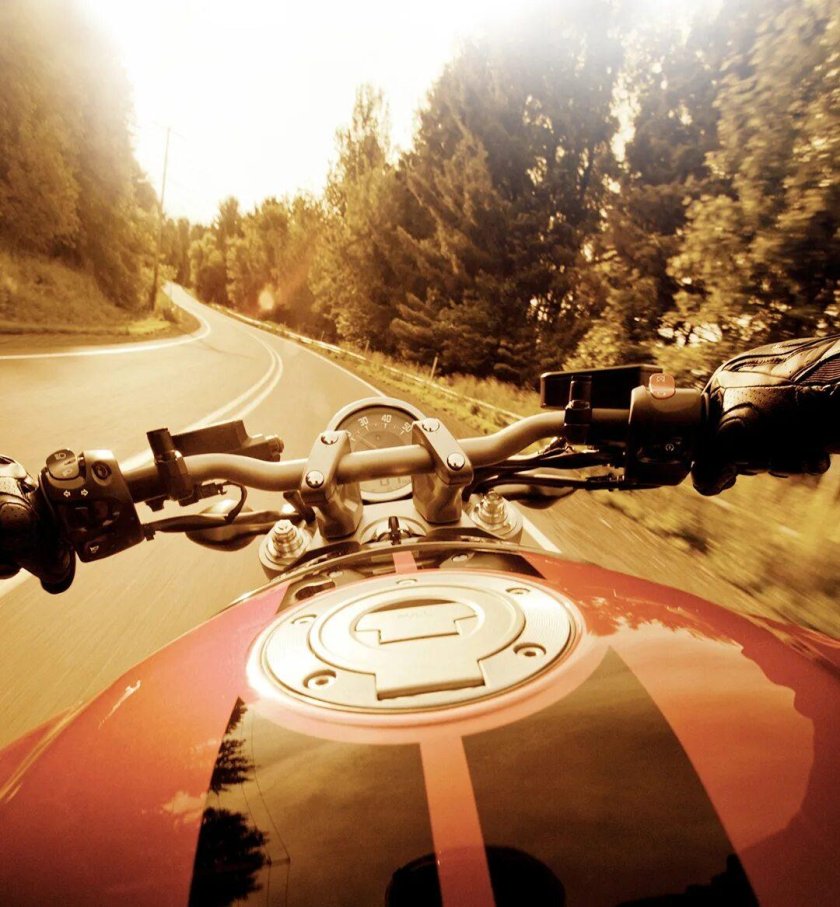 Мотоциклист на закате