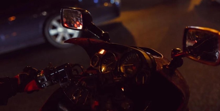 Мотоцикл ночью от первого лица