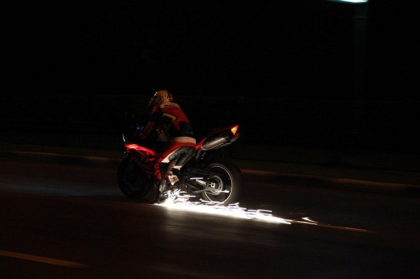 Мотоциклист ночью