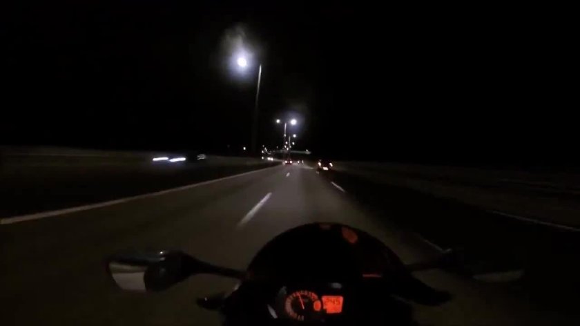 ВАЗ тащит мото на трассе ночью