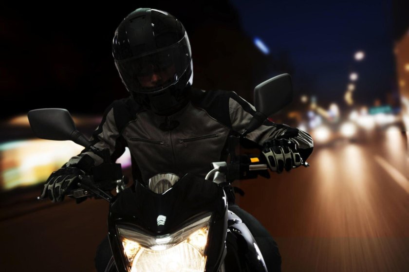 Мотоциклист в шлеме ночью