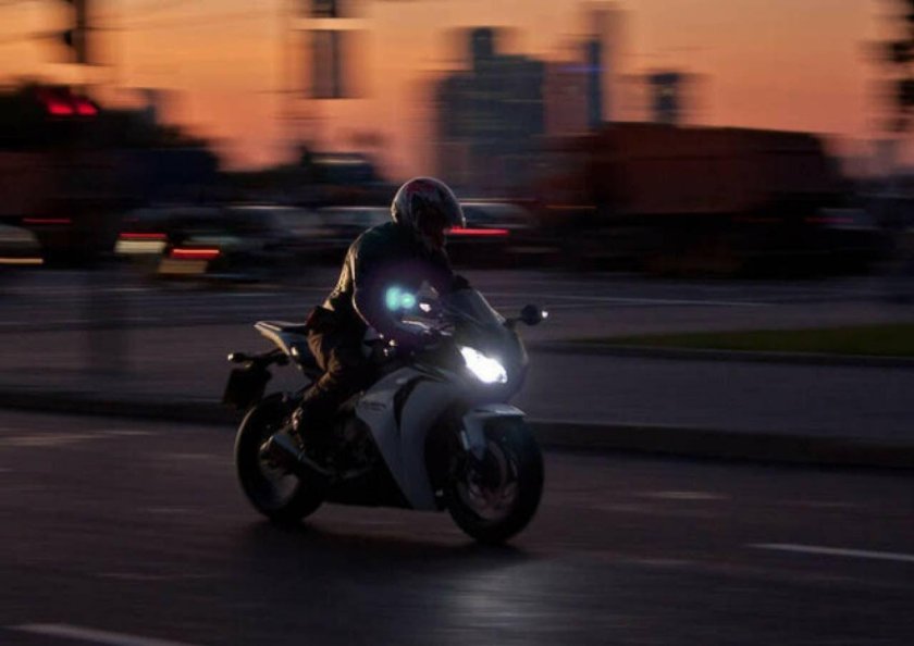 Воробей на мотоцикле