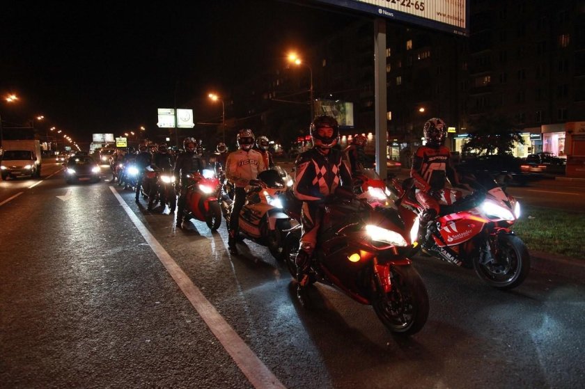 Мотоциклист в городе