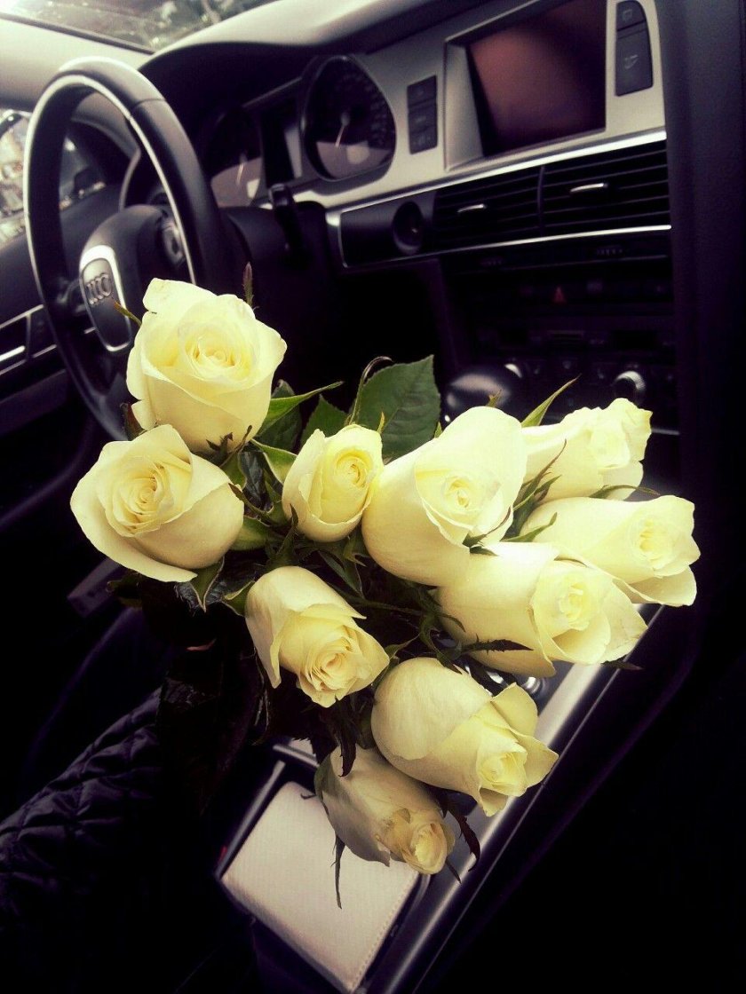 Букет в машине на сиденье