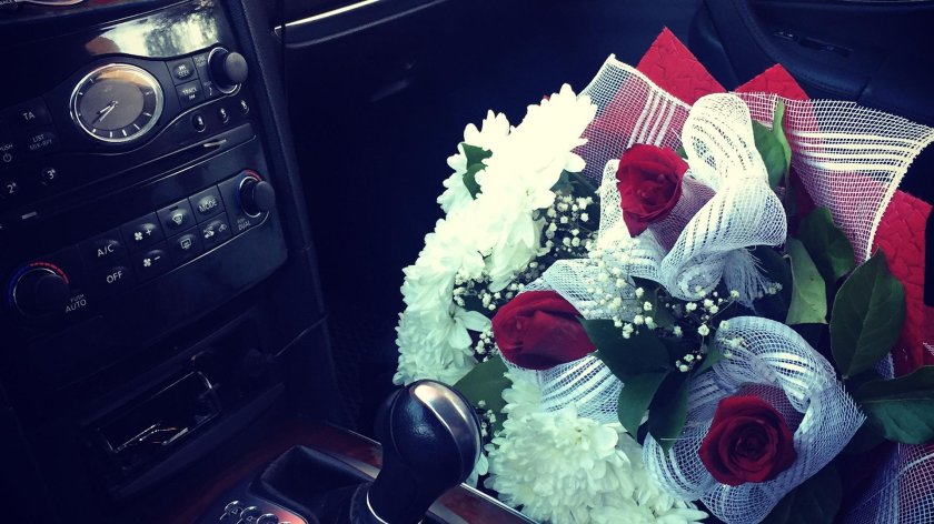 Букет в машине на сиденье