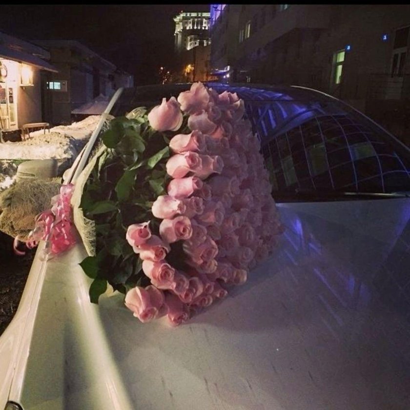 Букет роз в машине
