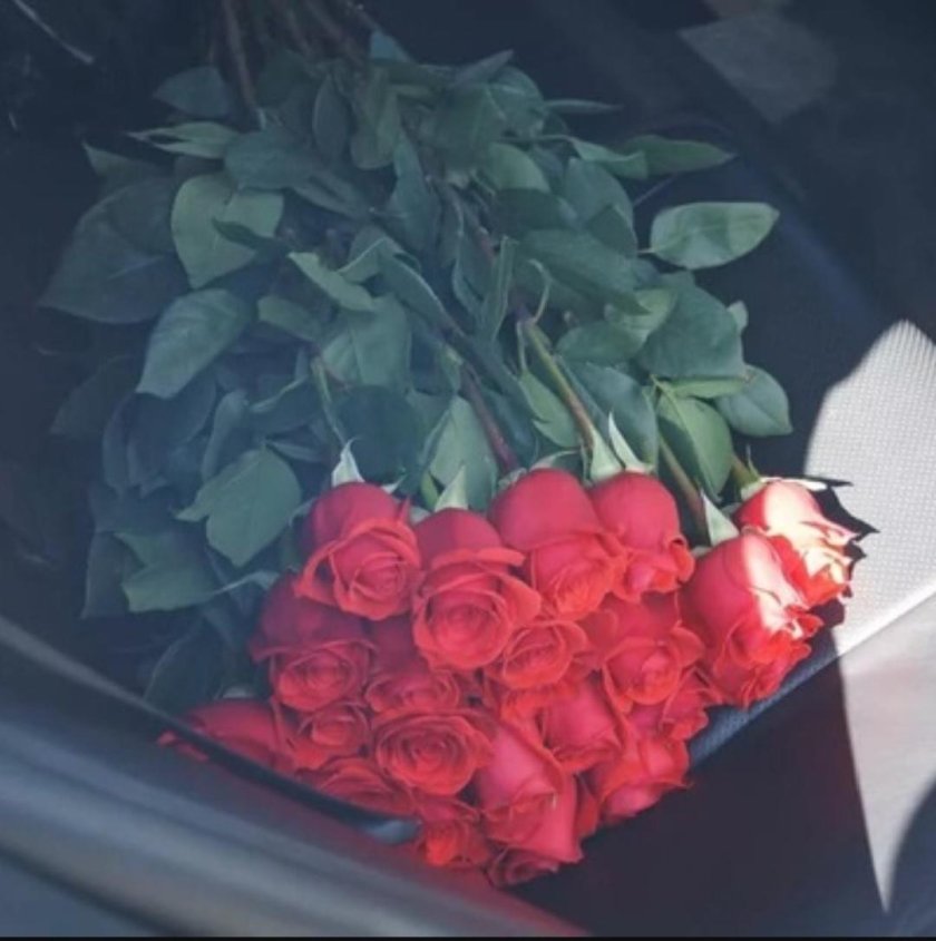 Букет роз в машине