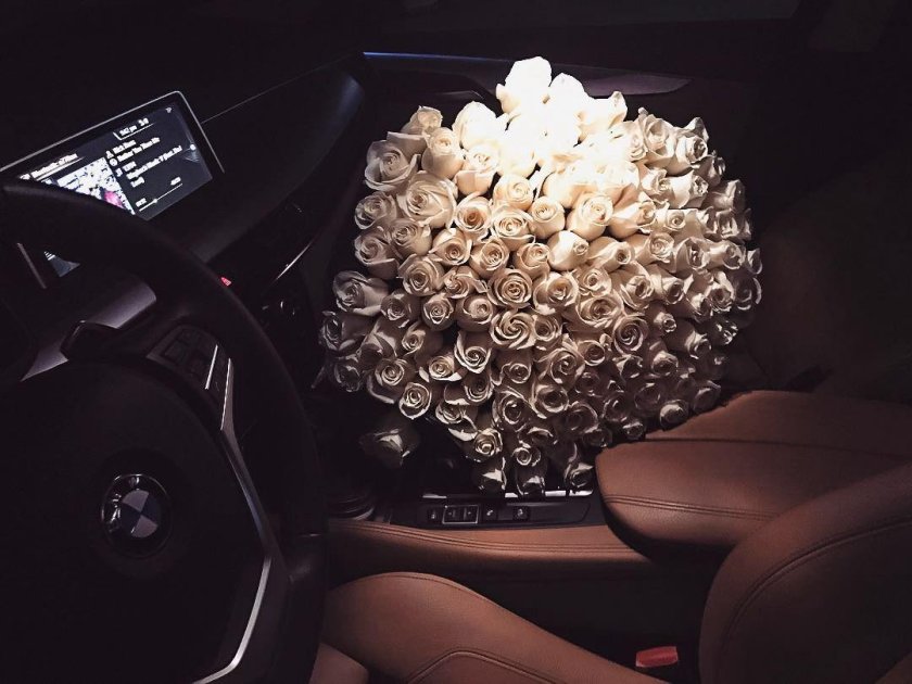Букет в салоне автомобиля