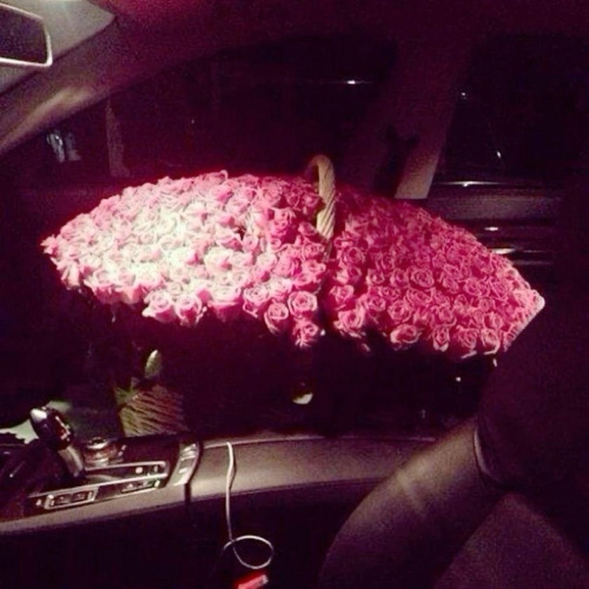 Цветы в салоне машины