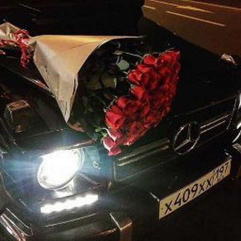 Букет цветов на капоте машины