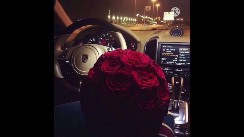 Девушка с цветами в машине