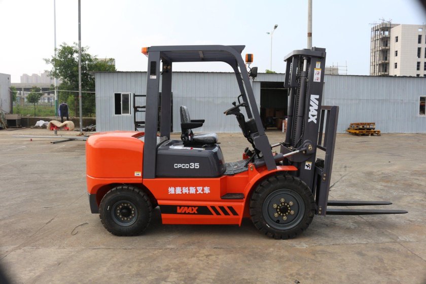 Вилочный погрузчик на складе