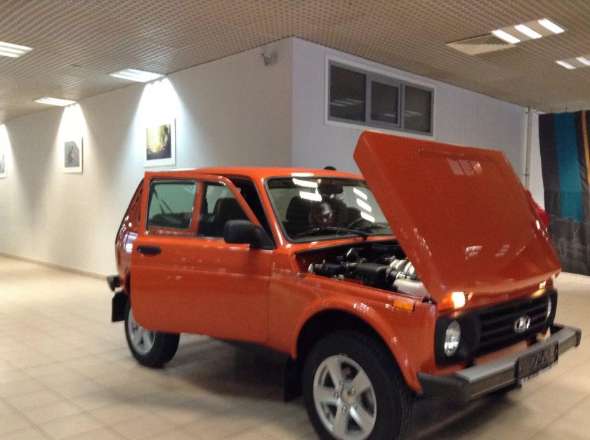 Оранжевая Нива Лада 4х4