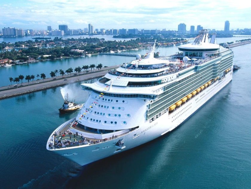 Круизный лайнер в море