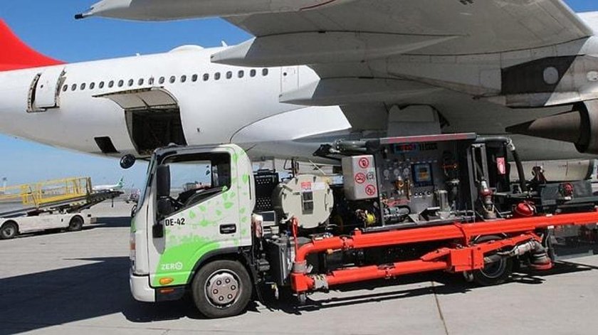 Самолет заправляют