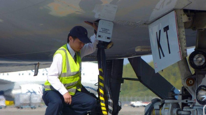 Самолет заправляют