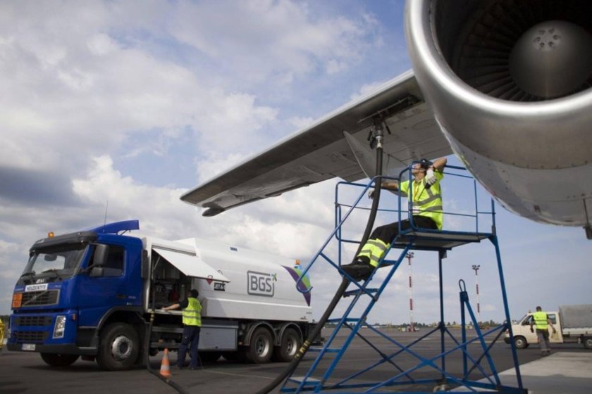 Заправка самолета топливом