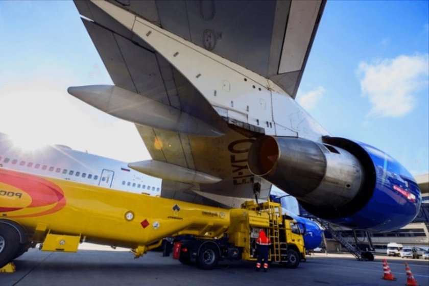 Топливозаправщик самолет