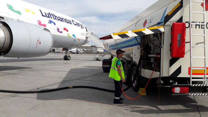 Заправщик в аэропорту