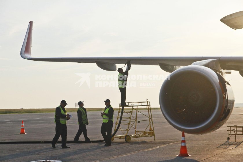 Заправка самолета в аэропорту