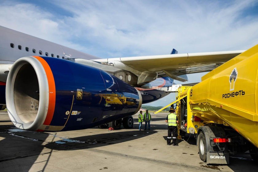 Заправка самолета в аэропорту