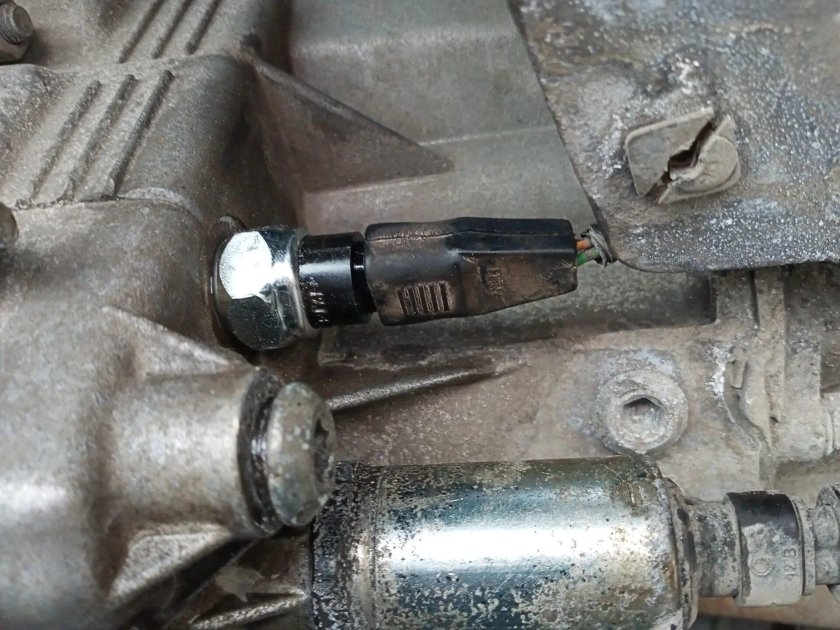 Датчик включения заднего хода 1118