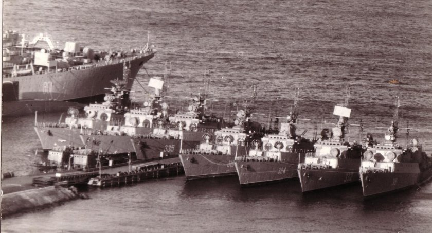 Камчатский комсомолец плавбаза