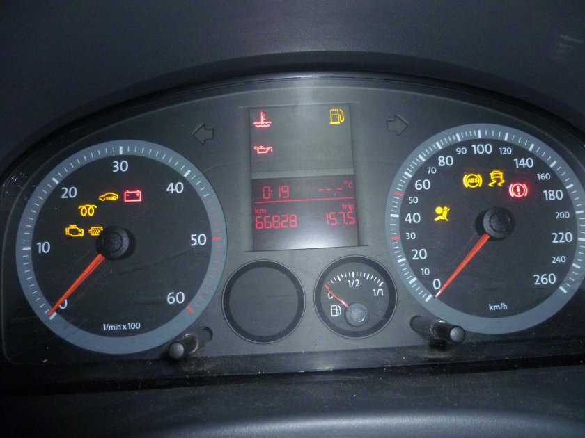 Volkswagen Caddy 2007 приборная панель
