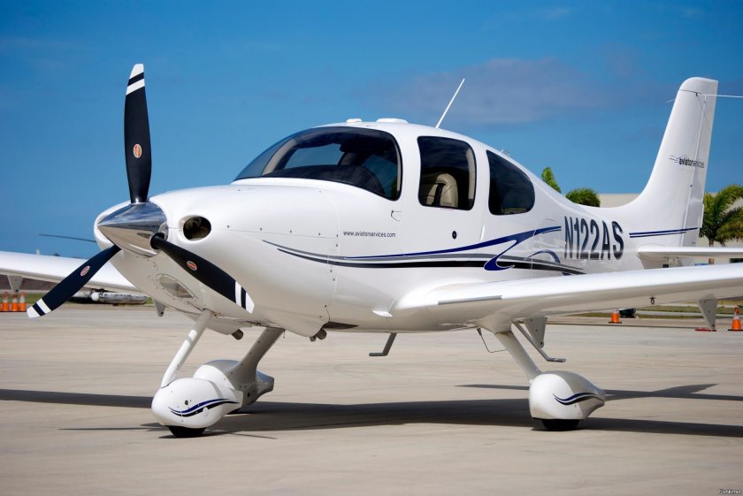 Самолет Cirrus sr22