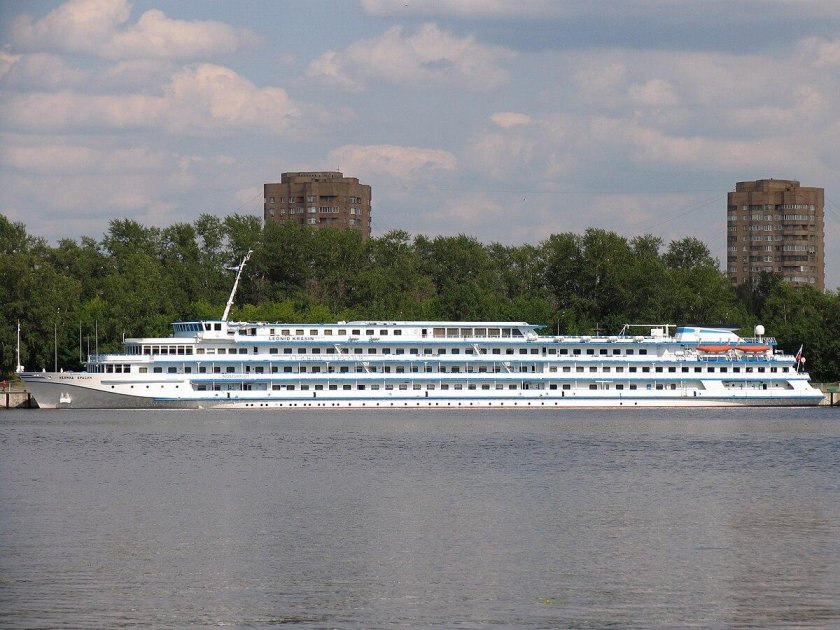Теплоход Леонид Красин фото
